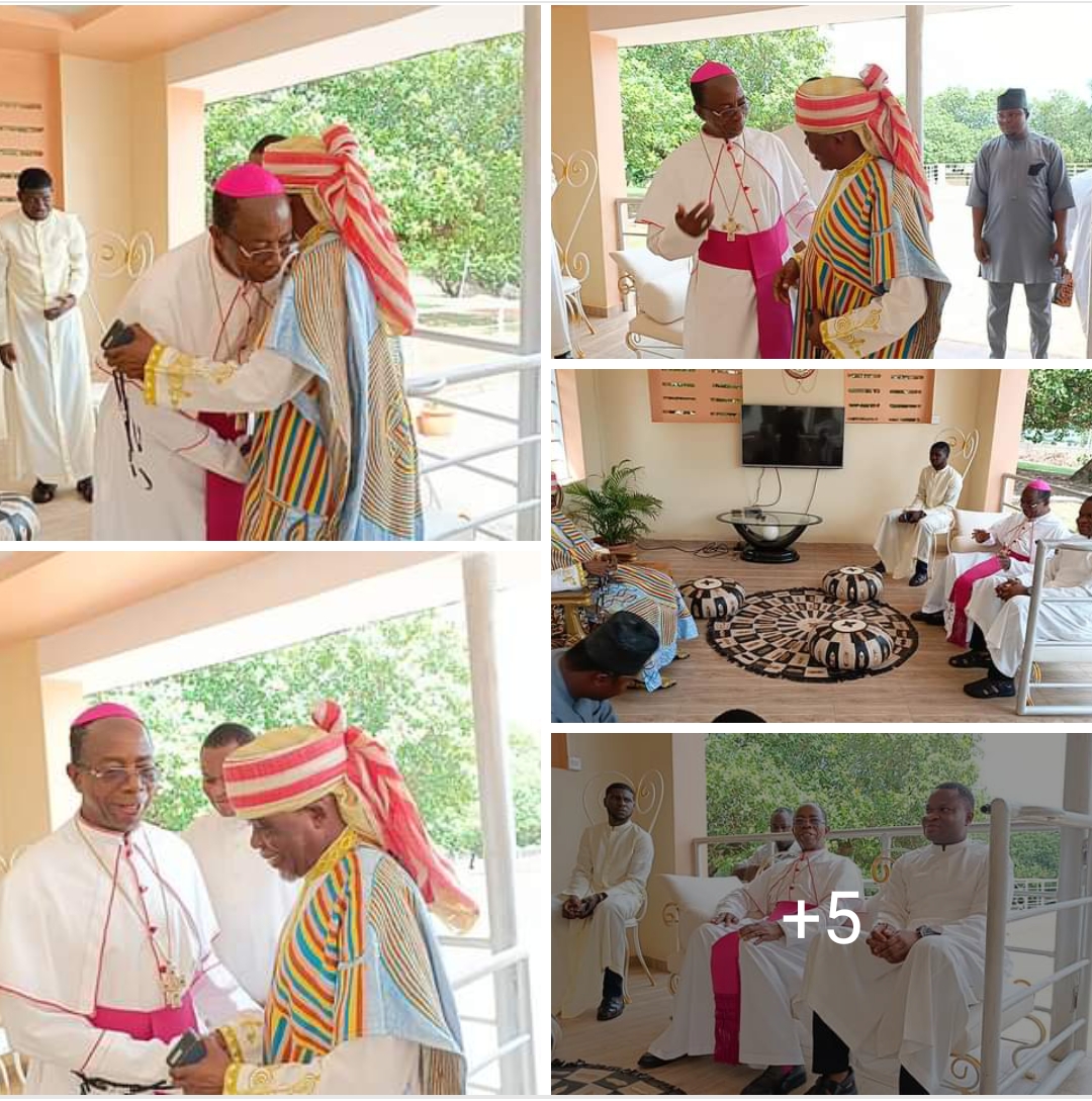 Otaru of Auchi Receives Bishop Dunia